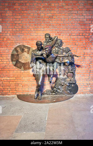 Scultura di Andrew Sinclair di David Bowie ad Aylesbury, Bucks, illuminata di notte Foto Stock