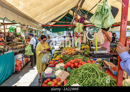 La gente lo shopping al mercato di Porta Palazzo , uno dei più grandi mercati all'aperto in Europa la vendita di una grande varietà di prodotti freschi , Torino , Italia Foto Stock