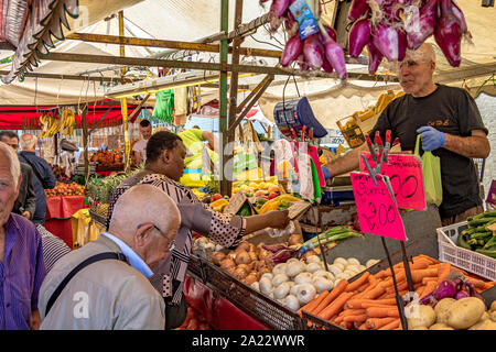 La gente lo shopping al mercato di Porta Palazzo , uno dei più grandi mercati all'aperto in Europa la vendita di una grande varietà di prodotti freschi , Torino , Italia Foto Stock