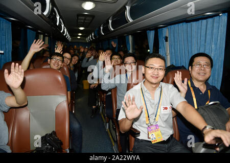 (191001) -- PECHINO, 1 ottobre, 2019 (Xinhua) -- giornalisti della Xinhua News Agency preparare a testa per la Piazza Tian'anmen a riferire la festa nazionale a Pechino Capitale della Cina, 1 ottobre, 2019. (Xinhua/Lu Peng) Foto Stock