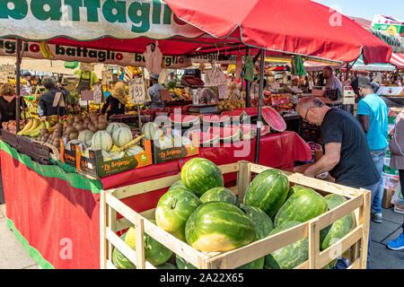 La gente lo shopping al mercato di Porta Palazzo , uno dei più grandi mercati all'aperto in Europa la vendita di una grande varietà di prodotti freschi , Torino , Italia Foto Stock