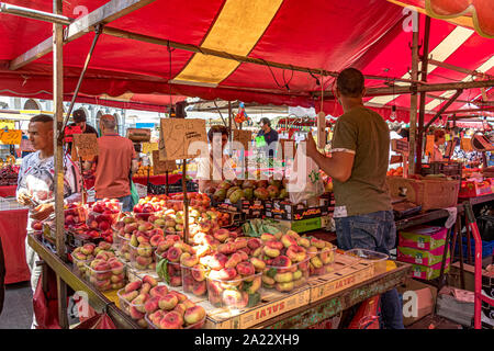 La gente lo shopping al mercato di Porta Palazzo , uno dei più grandi mercati all'aperto in Europa la vendita di una grande varietà di prodotti freschi , Torino , Italia Foto Stock