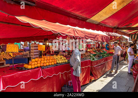 La gente lo shopping al mercato di Porta Palazzo , uno dei più grandi mercati all'aperto in Europa la vendita di una grande varietà di prodotti freschi , Torino , Italia Foto Stock