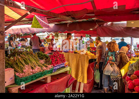 La gente lo shopping al mercato di Porta Palazzo , uno dei più grandi mercati all'aperto in Europa la vendita di una grande varietà di prodotti freschi , Torino , Italia Foto Stock