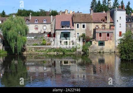 FRESNAY sur Sarthe, Francia, 15 luglio 2017: case colorate sul fiume Sarthe,come fluisce attraverso Fresnay. È una piccola città storica Foto Stock