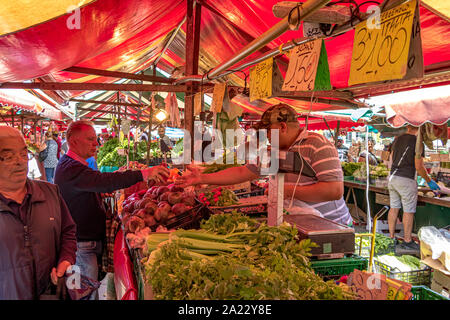 La gente lo shopping al mercato di Porta Palazzo , uno dei più grandi mercati all'aperto in Europa la vendita di una grande varietà di prodotti freschi , Torino , Italia Foto Stock