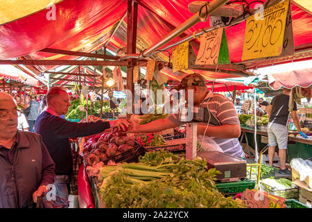 La gente lo shopping al mercato di Porta Palazzo , uno dei più grandi mercati all'aperto in Europa la vendita di una grande varietà di prodotti freschi , Torino , Italia Foto Stock