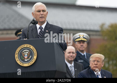 Arlington, Virginia, Stati Uniti d'America. Il 30 settembre, 2019. Il Vicepresidente degli Stati Uniti Mike Pence parla durante le forze armate nella cerimonia di benvenuto in onore del ventesimo presidente del Joint Chiefs di staff Mark Milley a base comune Myer in Virginia, Settembre 30, 2019 Credit: Chris Kleponis/CNP/ZUMA filo/Alamy Live News Foto Stock