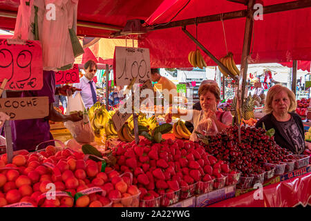 La gente lo shopping al mercato di Porta Palazzo , uno dei più grandi mercati all'aperto in Europa la vendita di una grande varietà di prodotti freschi , Torino , Italia Foto Stock