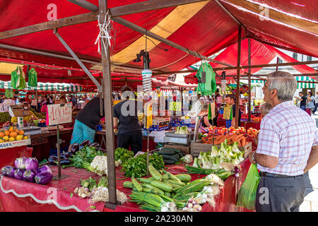 La gente lo shopping al mercato di Porta Palazzo , uno dei più grandi mercati all'aperto in Europa la vendita di una grande varietà di prodotti freschi , Torino , Italia Foto Stock