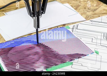 Il braccio robotico creando un ritratto su carta da un file digitale Foto Stock