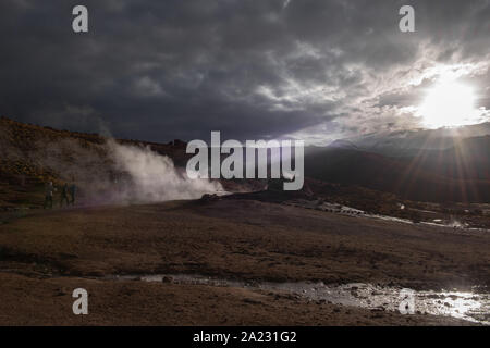 Escursione a Geysir El Tatio ad una altitudine di 5,200m sopra il livello del mare e a San Pedro de Atacama, Antofagasta, Repubblica del Cile America Latina Foto Stock