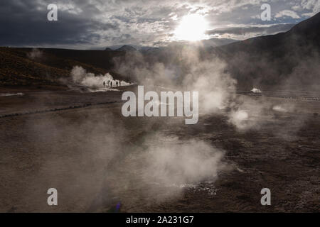 Escursione a Geysir El Tatio ad una altitudine di 5,200m sopra il livello del mare e a San Pedro de Atacama, Antofagasta, Repubblica del Cile America Latina Foto Stock