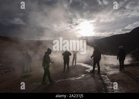 Escursione a Geysir El Tatio ad una altitudine di 5,200m sopra il livello del mare e a San Pedro de Atacama, Antofagasta, Repubblica del Cile America Latina Foto Stock