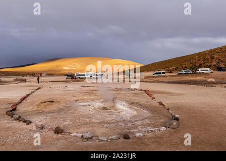 Escursione a Geysir El Tatio ad una altitudine di 5,200m sopra il livello del mare e a San Pedro de Atacama, Antofagasta, Repubblica del Cile America Latina Foto Stock