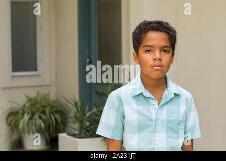 Portarit di una giovane razza mista little boy. Foto Stock