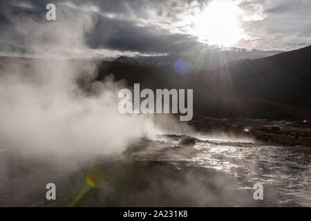 Escursione a Geysir El Tatio ad una altitudine di 5,200m sopra il livello del mare e a San Pedro de Atacama, Antofagasta, Repubblica del Cile America Latina Foto Stock