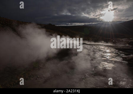 Escursione a Geysir El Tatio ad una altitudine di 5,200m sopra il livello del mare e a San Pedro de Atacama, Antofagasta, Repubblica del Cile America Latina Foto Stock