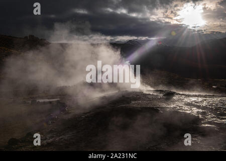 Escursione a Geysir El Tatio ad una altitudine di 5,200m sopra il livello del mare e a San Pedro de Atacama, Antofagasta, Repubblica del Cile America Latina Foto Stock