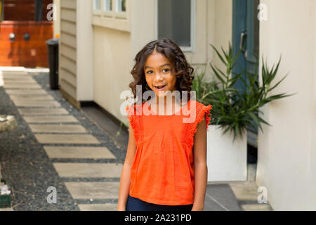 Portarit di una giovane razza mista bambina. Foto Stock