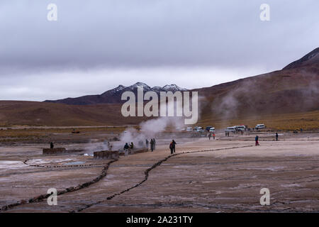 Escursione a Geysir El Tatio ad una altitudine di 5,200m sopra il livello del mare e a San Pedro de Atacama, Antofagasta, Repubblica del Cile America Latina Foto Stock