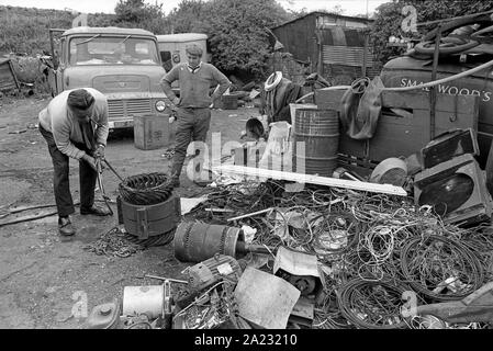 Commercianti di metallo di scarto dei lavoratori recupero di ferro e di acciaio negli anni sessanta Foto Stock