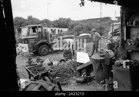 Operai dei commercianti di rottami di metalli che recuperano ferro e acciaio nel QUADRO degli anni '1960 DI DAVID BAGNALL Foto Stock