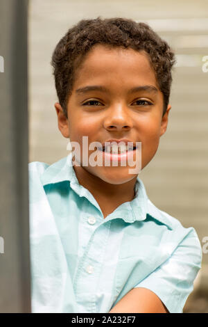 Portarit di una giovane razza mista little boy. Foto Stock