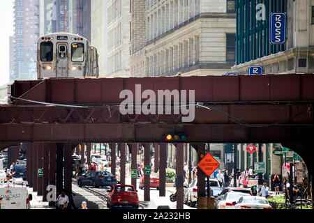 Chicago l treno treno elevati prendendo una piega nel loop nel centro di chicago, illinois, Stati Uniti d'America Foto Stock