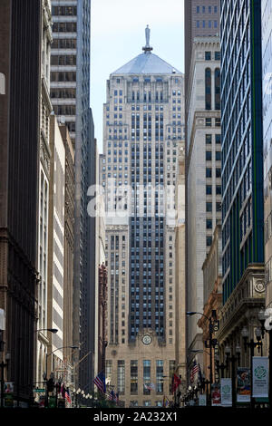 Parte superiore del Chicago Board of Trade building come visto lungo la salle canyon di chicago, illinois, Stati Uniti d'America Foto Stock