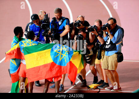 Fotografi scattano foto di Etiopia's Muktar Edris, Selemon Barega e Telahun Haile Bekele dopo l'uomo 5000 metri Final durante il giorno quattro della IAAF Campionati del Mondo Al Khalifa International Stadium, Doha, Qatar. Foto Stock