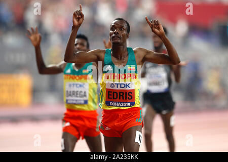 Etiopia's Muktar Edris attraversa la linea del traguardo per vincere l'uomo 5000 metri durante il giorno quattro della IAAF Campionati del Mondo Al Khalifa International Stadium, Doha, Qatar. Foto Stock