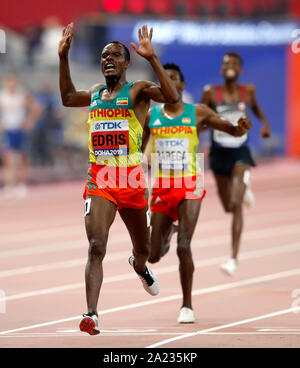 Etiopia's Muktar Edris attraversa la linea del traguardo per vincere l'uomo 5000 metri durante il giorno quattro della IAAF Campionati del Mondo Al Khalifa International Stadium, Doha, Qatar. Foto Stock