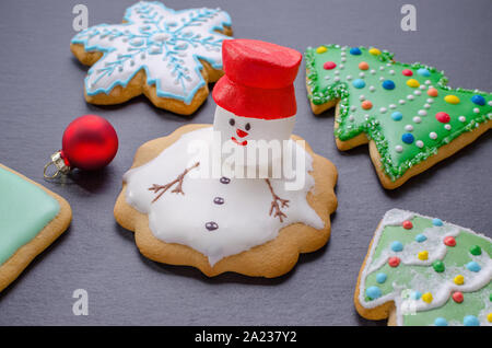 Artigianale di biscotti di Natale, fuso pupazzo di neve con la capanna di rosso, decorazione Foto Stock