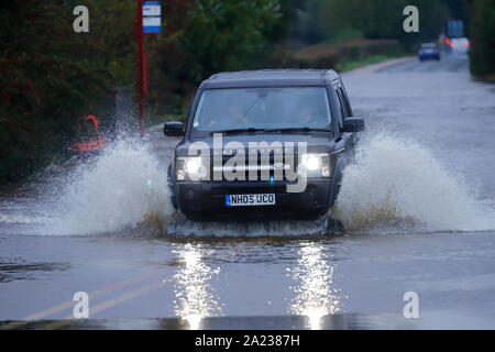 Un Land Rover fa scalpore come si aziona attraverso un invaso la sezione di strada tra Castleford & Allerton Bywater Foto Stock