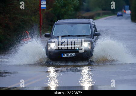 Un Land Rover fa scalpore come si aziona attraverso un invaso la sezione di strada tra Castleford & Allerton Bywater Foto Stock