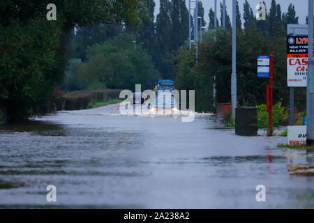 Una vettura inizia a sommergere come si aziona attraverso un tratto allagato di Barnsdale strada tra Castleford & Allerton Bywater. Foto Stock