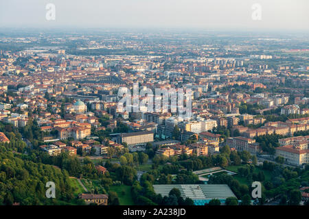 Vista aerea di Bergamo da Bergamo Alta (città alta) - Bergamo, Lombardia, Italia Foto Stock