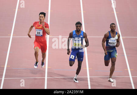 Doha in Qatar. Il 30 settembre, 2019. Xie Zhenye (L) della Cina compete durante gli uomini 200m semifinale al 2019 IAAF mondiale di atletica a Doha, in Qatar, Sett. 30, 2019. Xie entrato nel finale con 20.03. Credito: Jia Yuchen/Xinhua/Alamy Live News Foto Stock