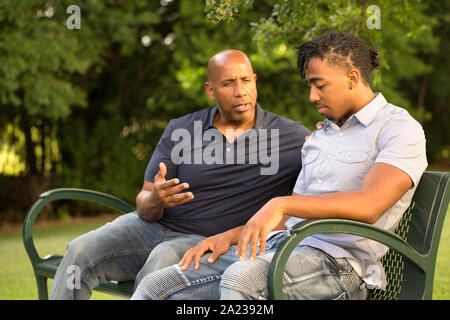 Uomo maturo mentoring e dare consigli ad un uomo giovane. Foto Stock