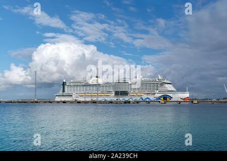 La nave di crociera AIDAprima della AIDA Cruises flotta ancorata in Vanasadam Porto di Tallinn in Estonia. La nave di crociera nel Mar Baltico Foto Stock