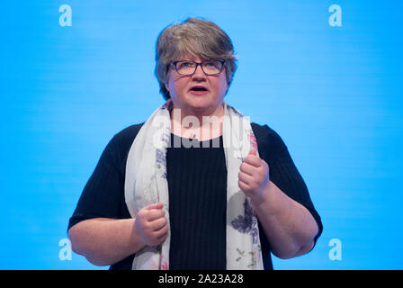 Manchester, Regno Unito. Il 30 settembre, 2019. Teresa Coffey, Segretario di Stato per il lavoro e le pensioni e MP per Suffolk Coastal parla di due giorno del Congresso del Partito Conservatore di Manchester. Credito: Russell Hart/Alamy Live News Foto Stock