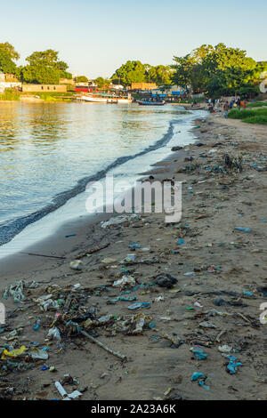 Inquinamento di plastica sulle rive del Lago Malawi, vicino a Nkhata Bay Foto Stock