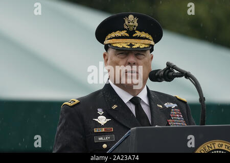 Arlington, Stati Uniti. Il 30 settembre, 2019. Presidente del Joint Chiefs di staff Mark Milley parla durante le sue forze armate nella cerimonia di benvenuto come il ventesimo presidente del Joint Chiefs a base comune Myer in Arlington, in Virginia, il 30 settembre 2019. Foto di Chris Kleponis/UPI Credito: UPI/Alamy Live News Foto Stock