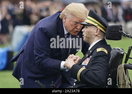 Arlington, Stati Uniti. Il 30 settembre, 2019. Il Presidente degli Stati Uniti, Trump parla con l esercito capitano Luis Avila dopo cantando "God Bless America" durante le forze armate nella cerimonia di benvenuto in onore del ventesimo presidente del Joint Chiefs di staff Mark Milley a base comune Myer in Virginia, Settembre 30, 2019. Foto di Chris Kleponis/UPI Credito: UPI/Alamy Live News Foto Stock