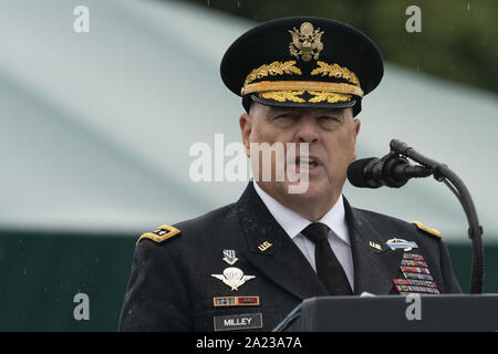 Arlington, Stati Uniti. Il 30 settembre, 2019. Presidente del Joint Chiefs di staff Mark Milley parla durante le sue forze armate nella cerimonia di benvenuto come il ventesimo presidente del Joint Chiefs a base comune Myer in Arlington, in Virginia, il 30 settembre 2019. Foto di Chris Kleponis/UPI Credito: UPI/Alamy Live News Foto Stock