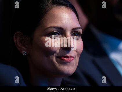 Manchester, Regno Unito. Il 30 settembre, 2019. Priti Patel, Segretario di Stato per il dipartimento di casa e MP per Witham assiste giorno due del congresso del Partito Conservatore di Manchester. Credito: Russell Hart/Alamy Live News Foto Stock