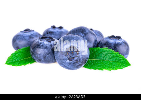 I mirtilli in primo piano. Mirtilli freschi con foglie di menta isolati su sfondo bianco. Foto Stock