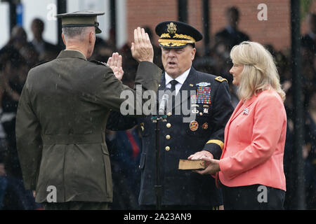 Arlington, Stati Uniti. Il 30 settembre, 2019. Presidente del Joint Chiefs di staff Mark Milley è giurato in dal presidente uscente Generale Joseph Dunford durante le forze armate nella cerimonia di benvenuto in onore Milley di essere nominato come il ventesimo Presidente del Comune di capi di Stato Maggiore a base comune Myer in Arlington, in Virginia, il 30 settembre 2019. Foto di Chris Kleponis/UPI Credito: UPI/Alamy Live News Foto Stock