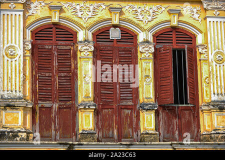 Rustico porte in legno di classico sino architettura portoghese nella città vecchia Phuket Thailandia Foto Stock